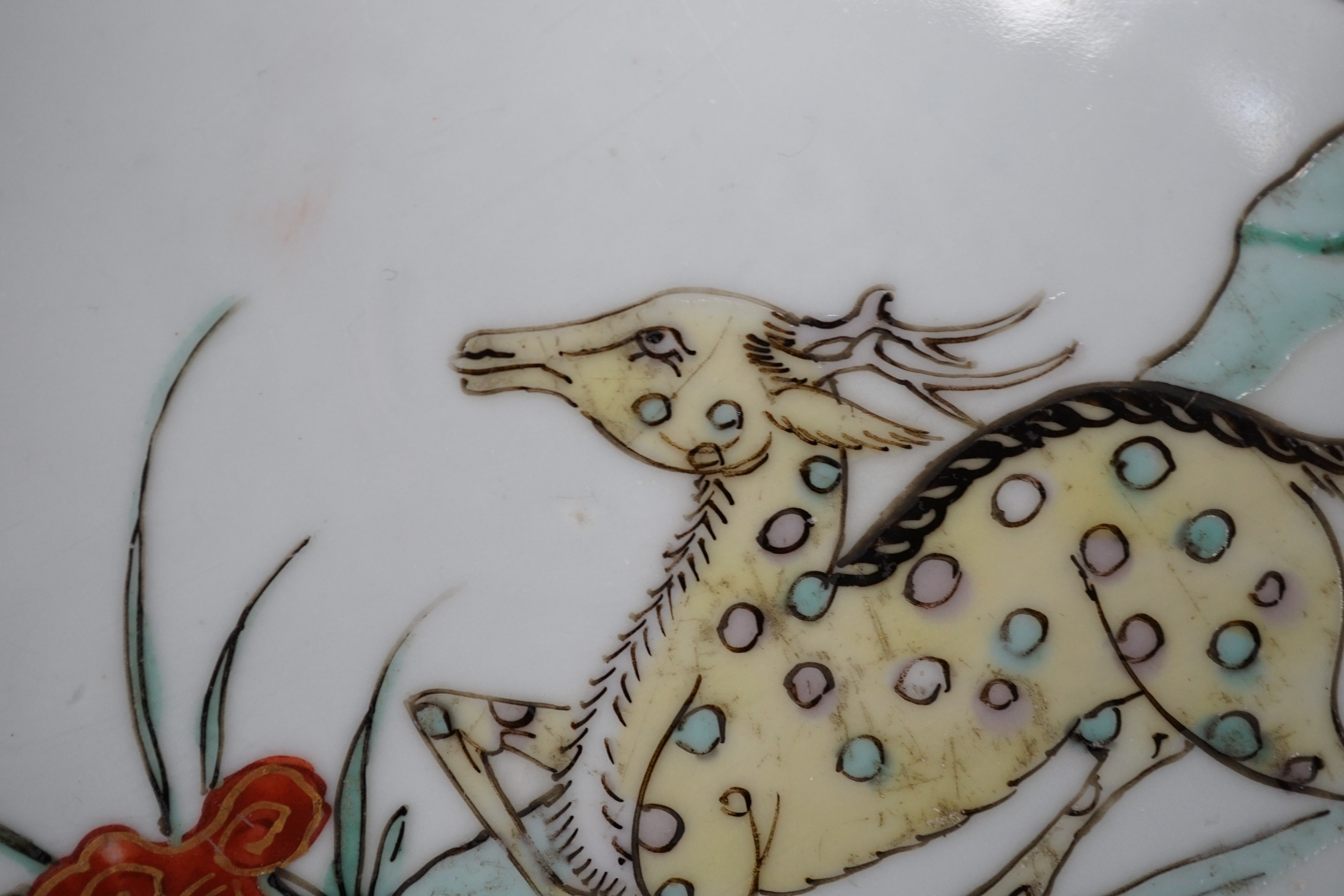 A Chinese famille verte ‘deer and crane’ dish and four matching plates, Kangxi period